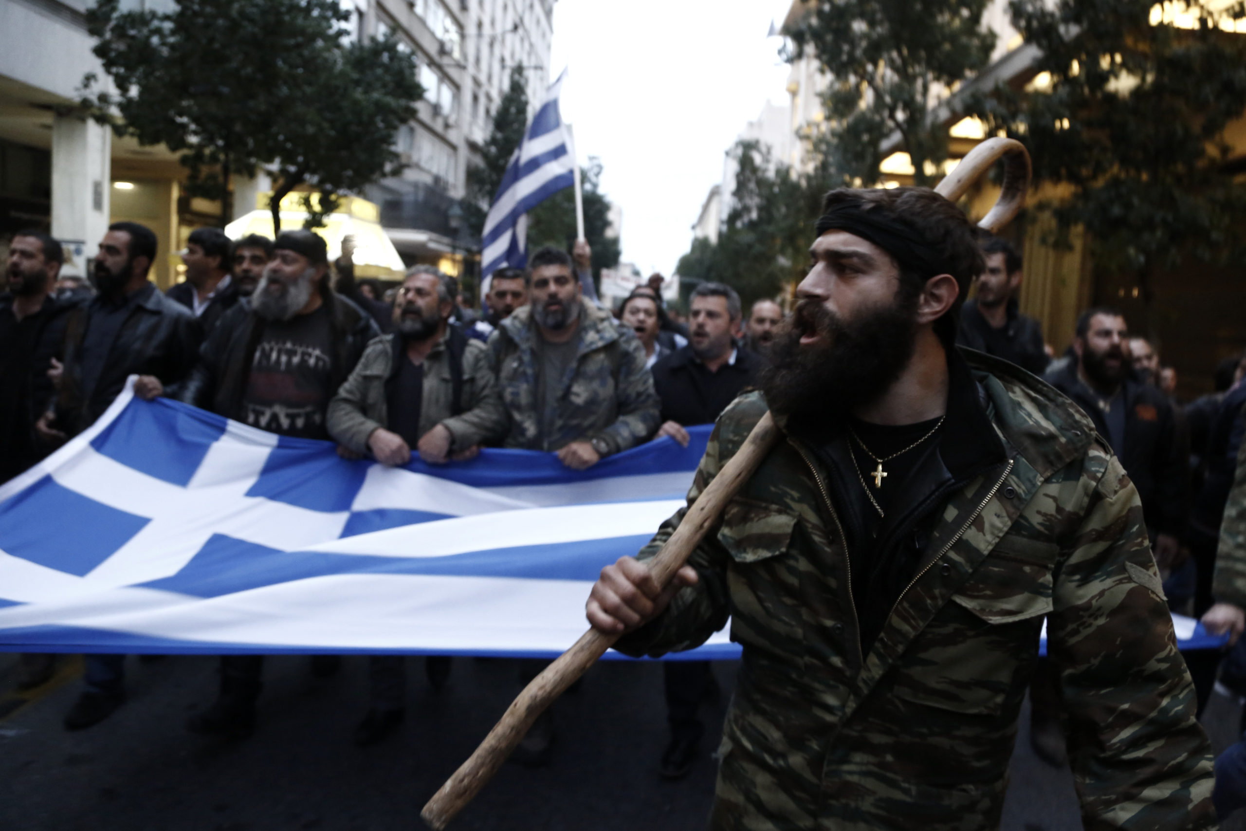 Με την κατσούνα στην πορεία ο γοητευτικός αγρότης από την Κρήτη – ΦΩΤΟ