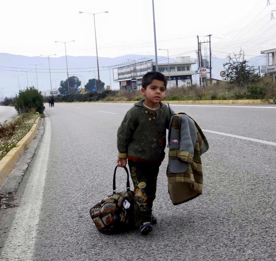 Η φωτογραφία με τον ανήλικο πρόσφυγα που συγκλονίζει το διαδίκτυο – ΦΩΤΟ