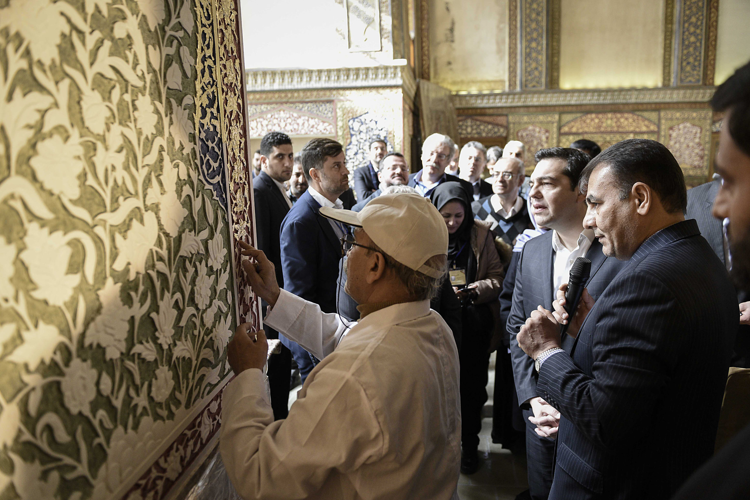 Η επίσκεψη του Τσίπρα στο Ιράν και τα περσικά χαλιά – ΦΩΤΟ