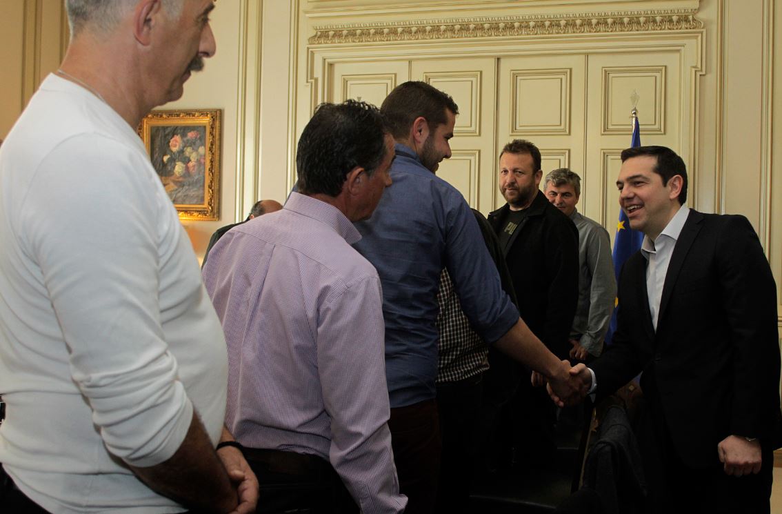 Έτσι υποδέχθηκε ο Τσίπρας τους αγρότες – ΦΩΤΟ