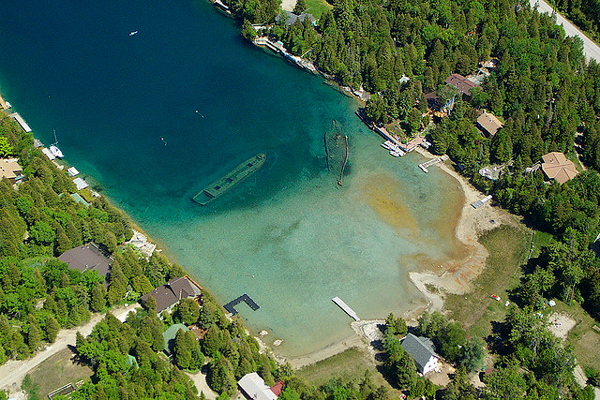 perierga.gr - Η λίμνη με τα 22 ναυάγια! perierga.gr - Η λίμνη με τα 22 ναυάγια!