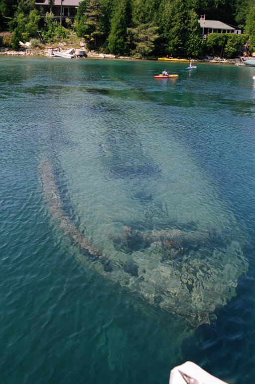 perierga.gr - Η λίμνη με τα 22 ναυάγια! perierga.gr - Η λίμνη με τα 22 ναυάγια!