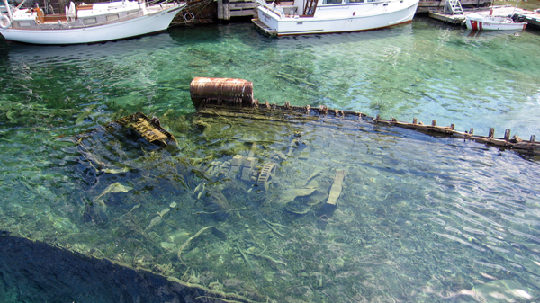 perierga.gr - Η λίμνη με τα 22 ναυάγια! perierga.gr - Η λίμνη με τα 22 ναυάγια!