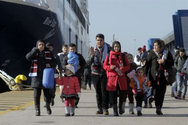 Ακόμα 600 μετανάστες και πρόσφυγες στο λιμάνι του Πειραιά
