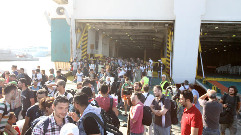 Δύο πλοία με 1046 μετανάστες και πρόσφυγες στον Πειραιά