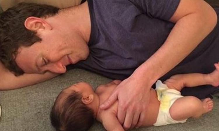 Ο χαζομπαμπάς Ζούκερμπεργκ ταΐζει την κόρη του και λάμπει από χαρά – ΦΩΤΟ