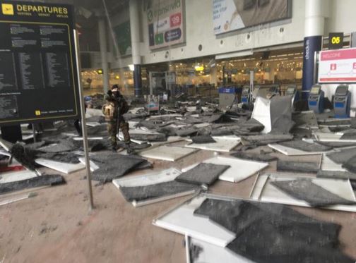ΦΩΤΟ από το σημείο της έκρηξης μέσα από το αεροδρόμιο των Βρυξελλών