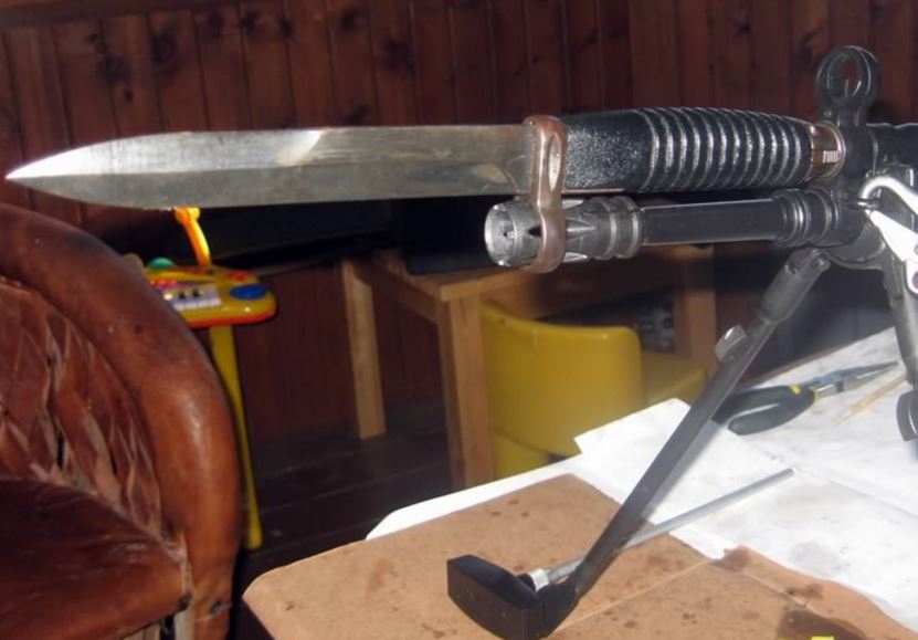 Έσκαγε τα λάστιχα σταθμευμένων αυτοκινήτων με ξιφολόγχη