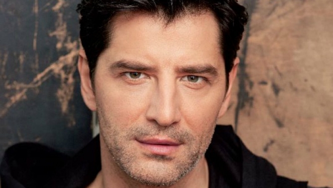 Ο Ρουβάς εύχεται “Χρόνια Πολλά” στις γυναίκες – ΦΩΤΟ