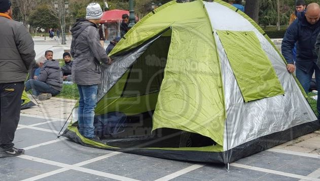 Πρόσφυγες έστησαν σκηνές στην πλατεία Αριστοτέλους -ΒΙΝΤΕΟ
