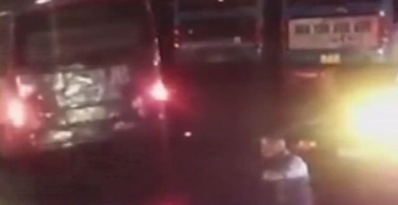 Η άσφαλτος “κατάπιε” λεωφορείο στην Κίνα – ΒΙΝΤΕΟ