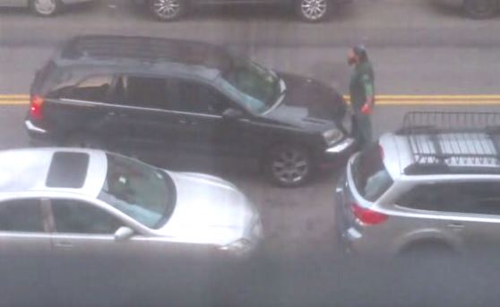 Ο καυγατζής καθαριστής της Ν.Υόρκης απειλεί έναν οδηγό με τον… Τραμπ – ΒΙΝΤΕΟ