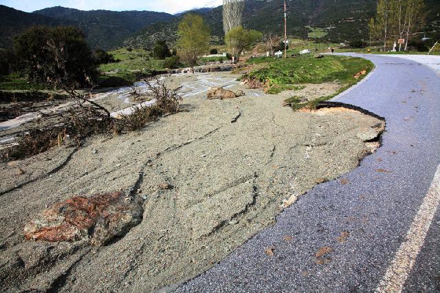 Έσπασε το φράγμα Σπαρμού στον Όλυμπο, καταστροφές σε καλλιέργειες και δρόμους – ΦΩΤΟ