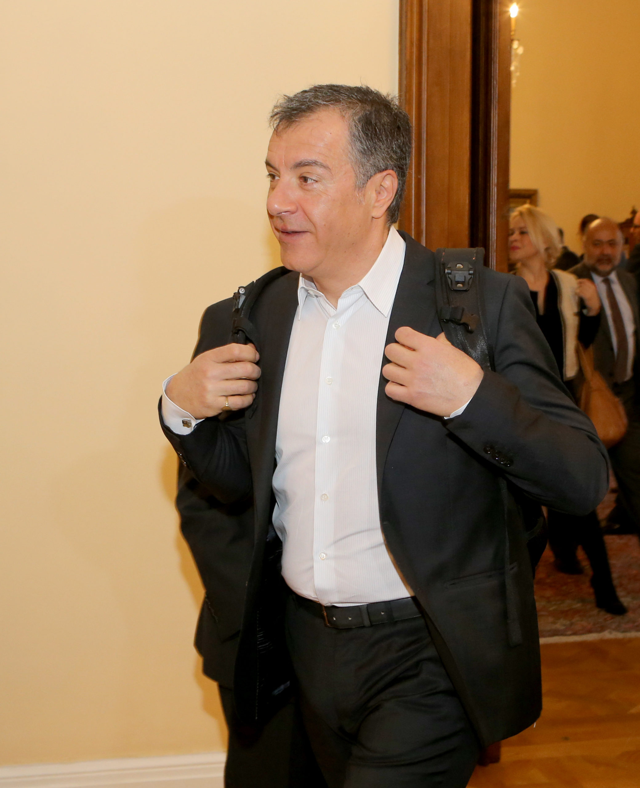 Ο Θεοδωράκης με το σακίδιο στο Προεδρικό Μέγαρο – ΦΩΤΟ