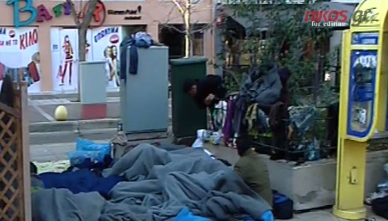 Συνεχίζεται η ταλαιπωρία για εκατοντάδες πρόσφυγες στην πλατεία Βικτωρίας – BINTEO