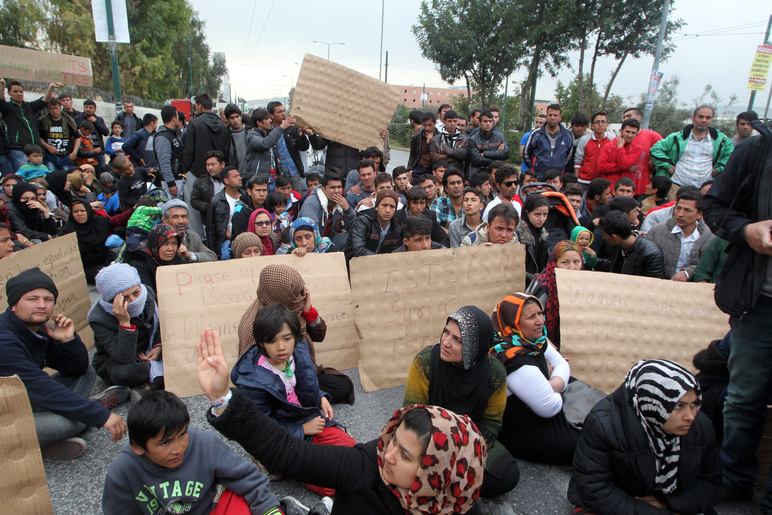 Κατά των κλειστών συνόρων διαμαρτυρήθηκαν οι πρόσφυγες από το Σχιστό – ΦΩΤΟ