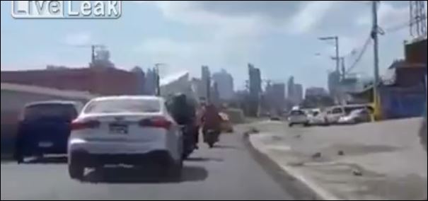 Άγριο ξύλο στη μέση του δρόμου – ΒΙΝΤΕΟ