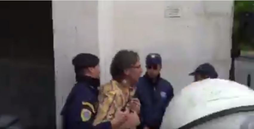 Η προσαγωγή του μέλους της Λαϊκής Ενότητας έξω από τα γραφεία της ΕΕ – ΒΙΝΤΕΟ