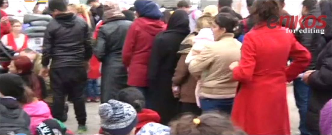 Εκατοντάδες πρόσφυγες στην ουρά για ένα κομμάτι ψωμί στον Πειραιά- ΒΙΝΤΕΟ