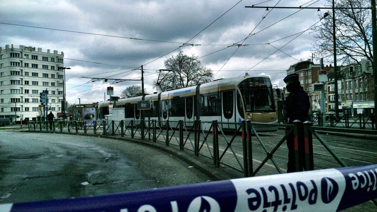 Πληροφορίες για έναν νεκρό στην αστυνομική επιχείρηση στις Βρυξέλλες – ΤΩΡΑ