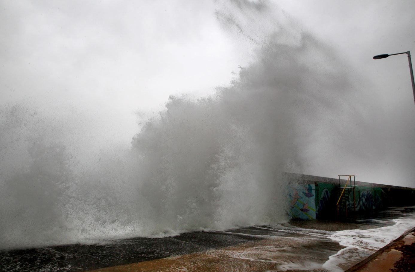 Γιγαντιαία κύματα στον Φλοίσβο – ΦΩΤΟ