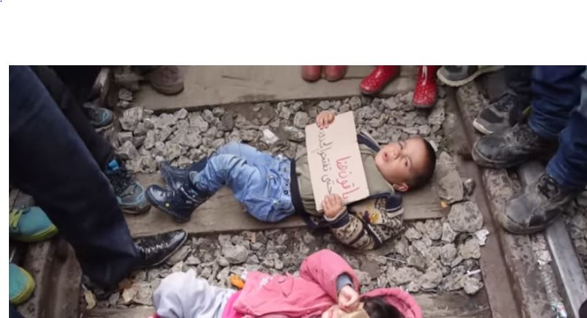 Παιδιά προσφύγων διαμαρτύρονται ξαπλωμένα στις ράγες – ΒΙΝΤΕΟ