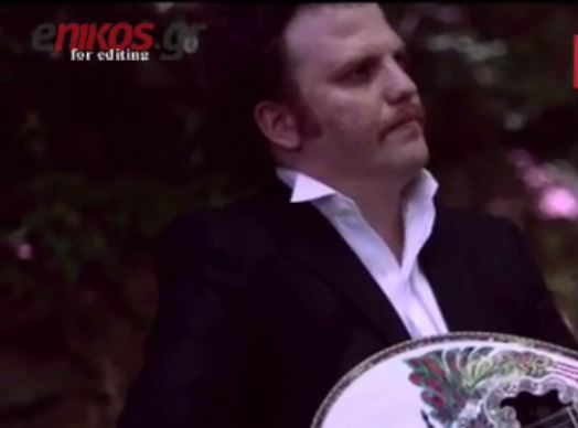 Αυτός είναι ο καλλιτέχνης που έπαιξε μπουζούκι για τον Τσίπρα – ΒΙΝΤΕΟ