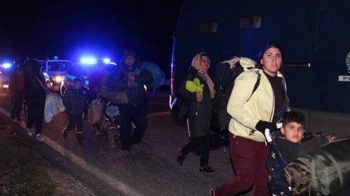 Περίπου 200 πρόσφυγες επιστρέφουν με τα πόδια από τον Βόλο στην Αθήνα