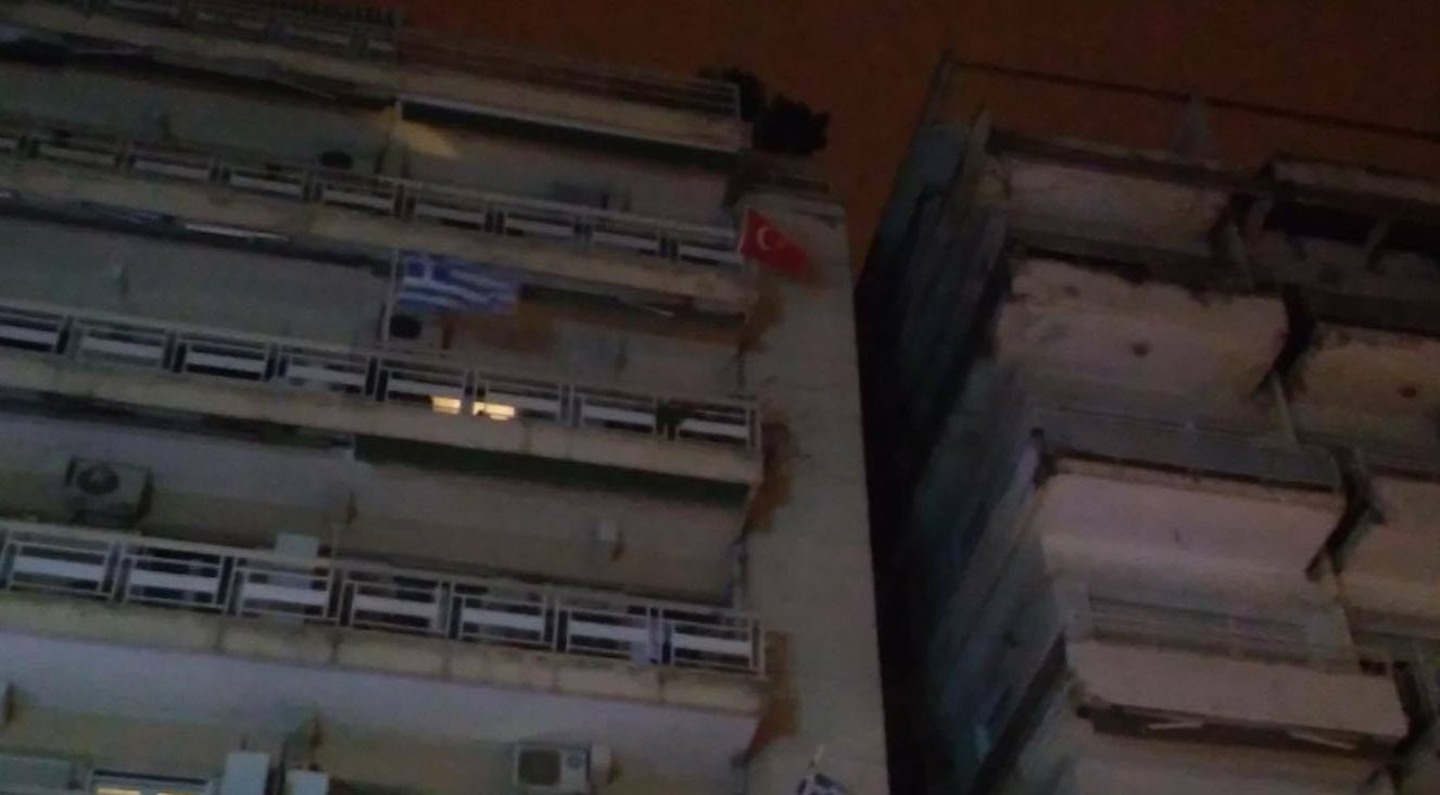 Κρέμασε στο μπαλκόνι του την τουρκική σημαία – ΦΩΤΟ