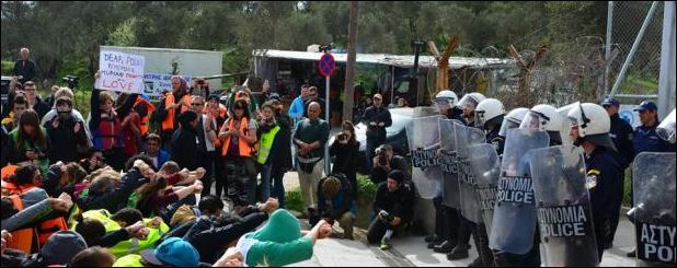 Με φωνές διαμαρτυρίας καλωσόρισαν την αναπληρώτρια υπουργό Εξωτερικών των ΗΠΑ οι πρόσφυγες – ΦΩΤΟ