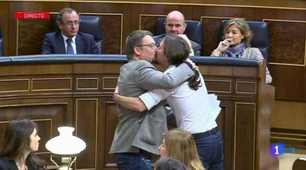 Ο ενθουσιασμός του Ιγκλέσιας και το φιλί στο στόμα στον βουλευτή του – ΒΙΝΤΕΟ