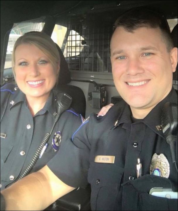 Η φωτογραφία των αστυνομικών που έγινε «viral»