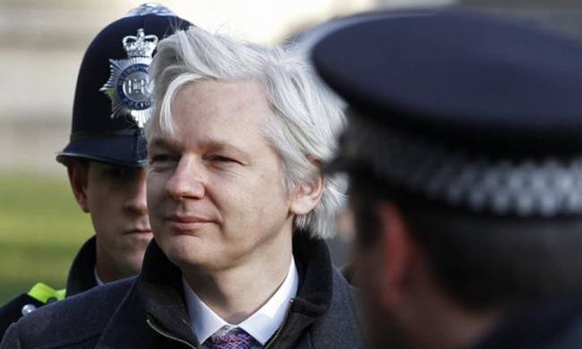 Ο Βαρουφάκης και άλλοι επώνυμοι ζητούν την απελευθέρωση του Ασάνζ