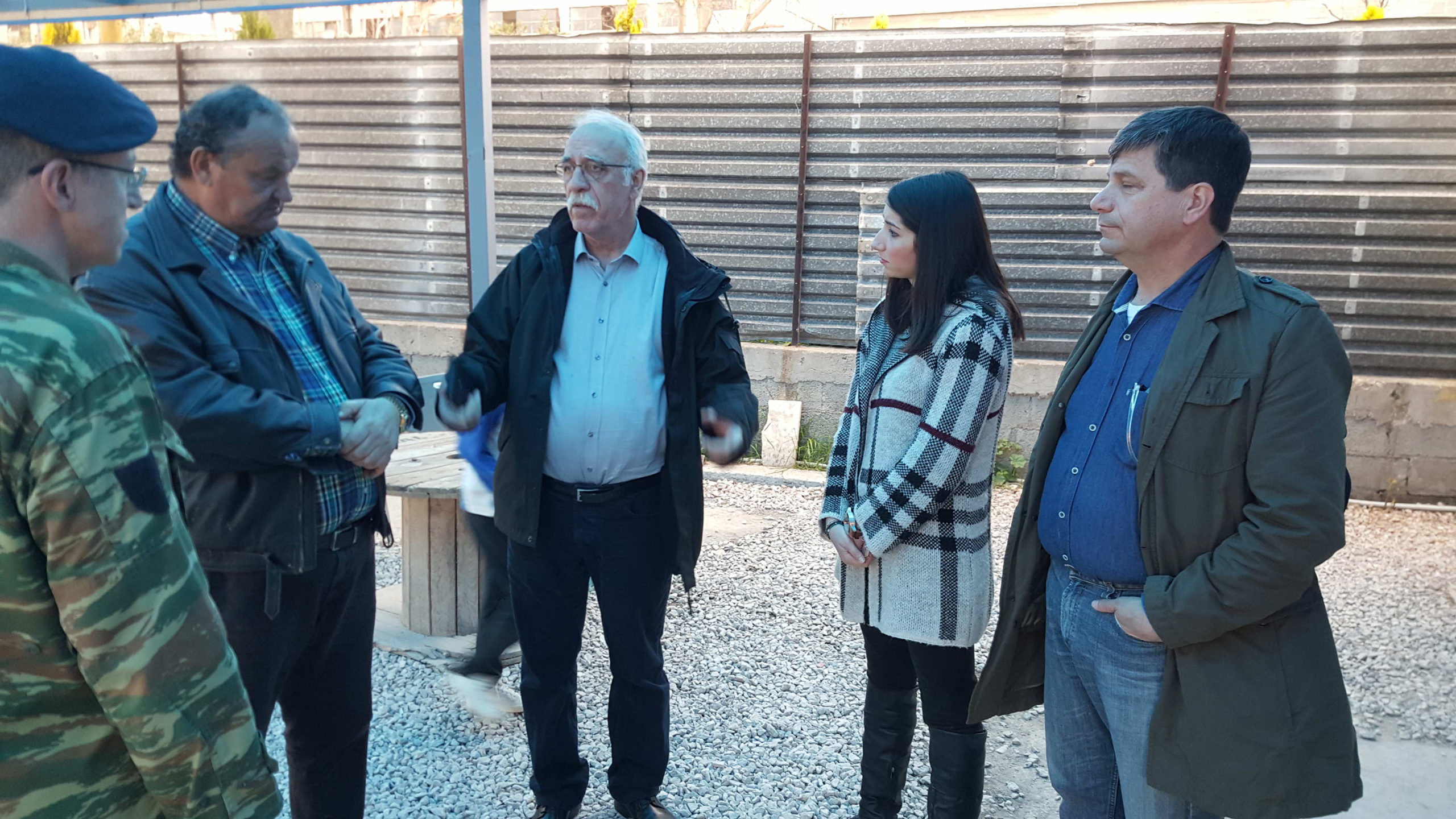 Ο Βίτσας στο κέντρο φιλοξενίας προσφύγων στον Ελαιώνα – ΦΩΤΟ