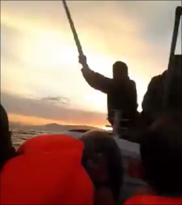 ΒΙΝΤΕΟ – Ντοκουμέντο: Η τουρκική ακτοφυλακή επιτίθεται σε πρόσφυγες