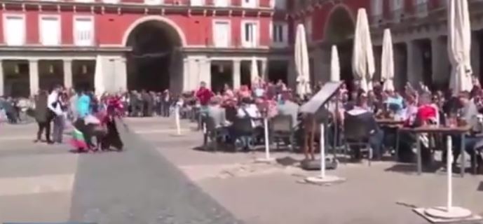 ΒΙΝΤΕΟ ντροπή – Ολλανδοί οπαδοί ρίχνουν κέρματα στους πρόσφυγες για να διασκεδάσουν