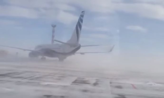 Αεροπλάνο περιστρέφεται από τους θυελλώδεις ανέμους – ΒΙΝΤΕΟ