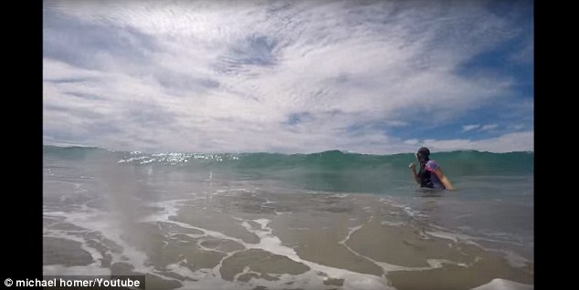 Κοριτσάκι γλίτωσε από καρχαρία την τελευταία στιγμή – ΒΙΝΤΕΟ