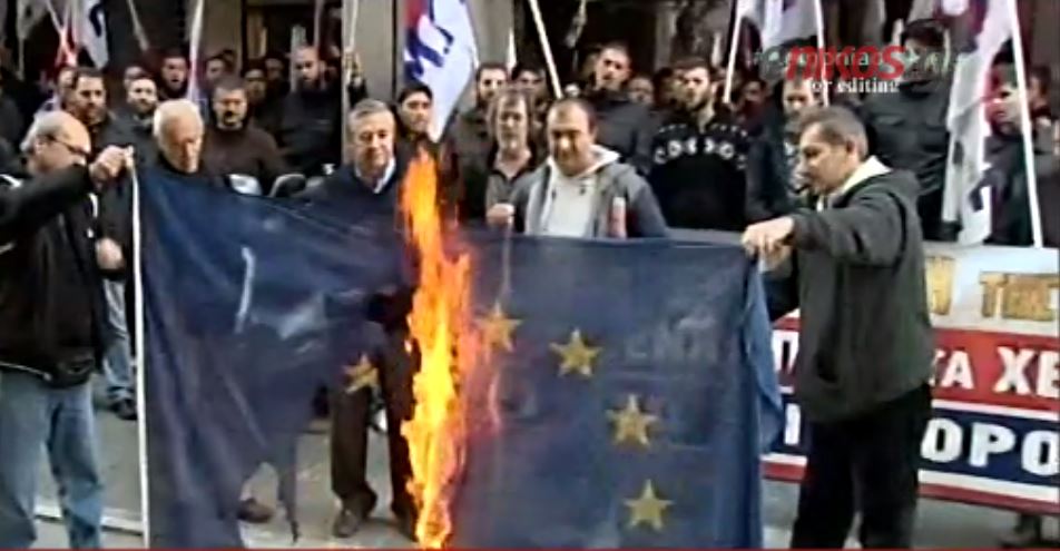 Μέλη του ΠΑΜΕ έκαψαν σημαία της Ευρωπαϊκής Ένωσης – ΒΙΝΤΕΟ