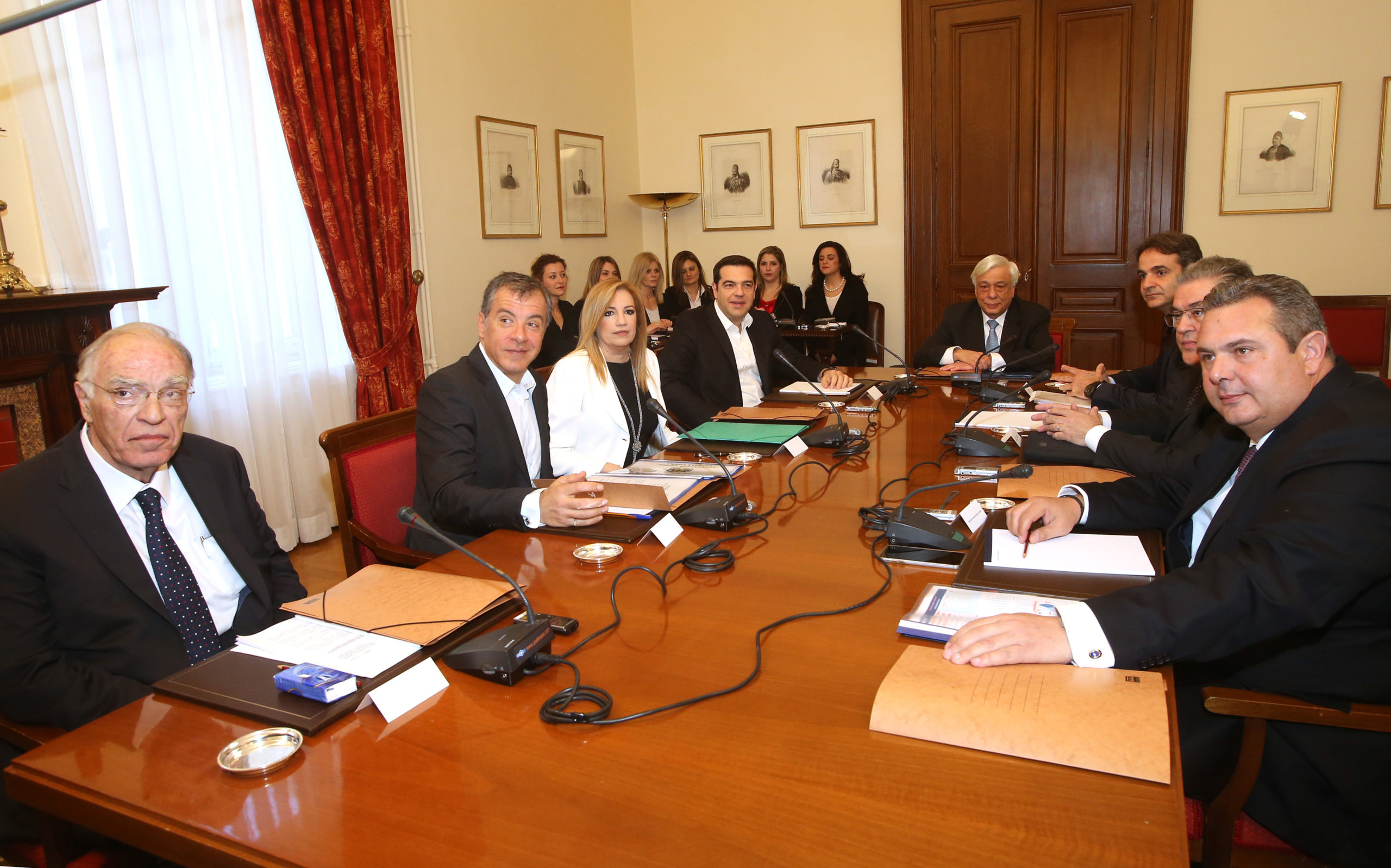 Ξανά στο προσκήνιο τα πρακτικά από το συμβούλιο των πολιτικών αρχηγών το 2015 – «Δεν υπάρχει ηχητικό», λένε Σακελλαροπούλου και Παυλόπουλος