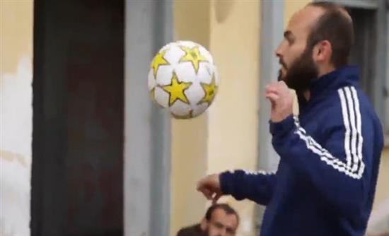Ο «μπαλαδόρος» πρόσφυγας που ονειρεύεται να παίξει στη Μπαρτσελόνα – ΒΙΝΤΕΟ