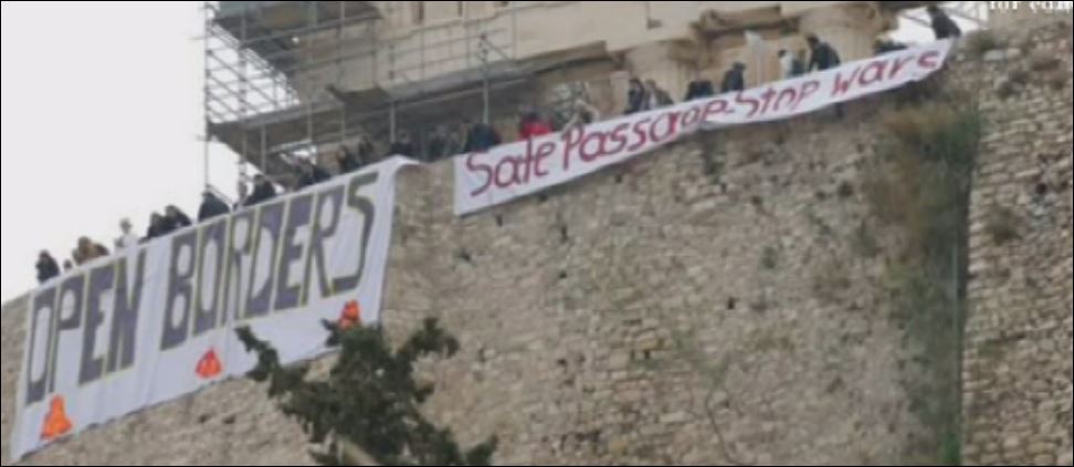 Πανό υπέρ των ανοιχτών συνόρων στο βράχο της Ακρόπολης – ΒΙΝΤΕΟ