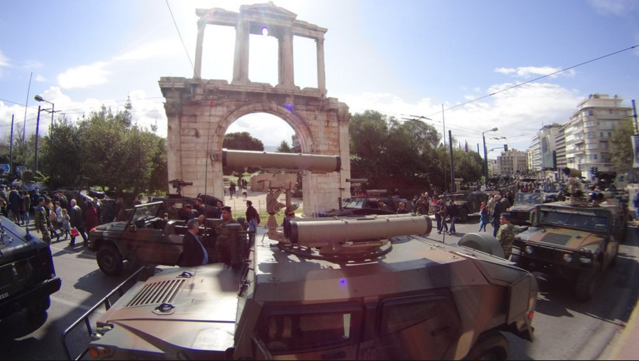 Τα άρματα μάχης στην Αμαλίας για την στρατιωτική παρέλαση – ΦΩΤΟ