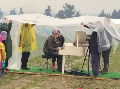 Συγκλονίζει η 24χρονη από τη Συρία που παίζει πιάνο στην Ειδομένη – ΒΙΝΤΕΟ