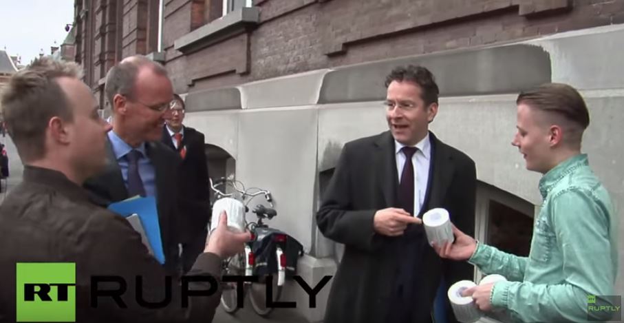 Έδωσαν στον Ντάισελμπλουμ χαρτιά υγείας έξω από την ολλανδική βουλή – ΒΙΝΤΕΟ