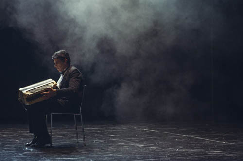 Ο Γιάννης Μπέζος για την παράσταση «Ας ερχόσουν για λίγο»