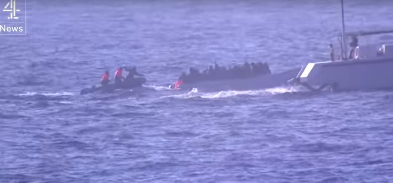 Βρετανοί κατέγραψαν Τούρκους λιμενικούς να σπρώχνουν στα ελληνικά ύδατα βάρκα με πρόσφυγες – ΒΙΝΤΕΟ