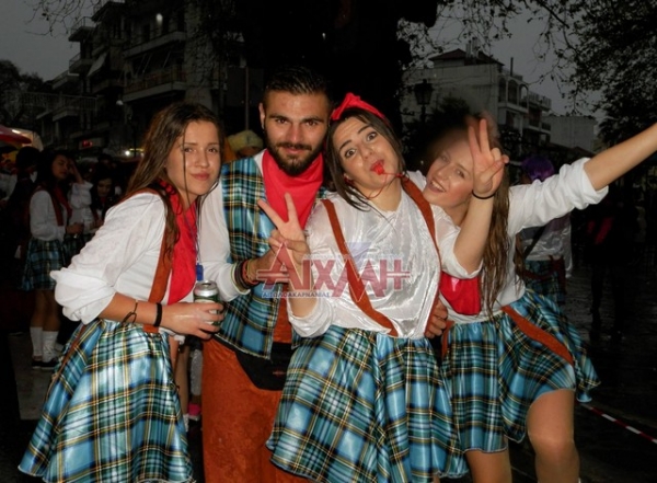 Η βροχή δεν πτόησε τους καρναβαλιστές στη Ναύπακτο