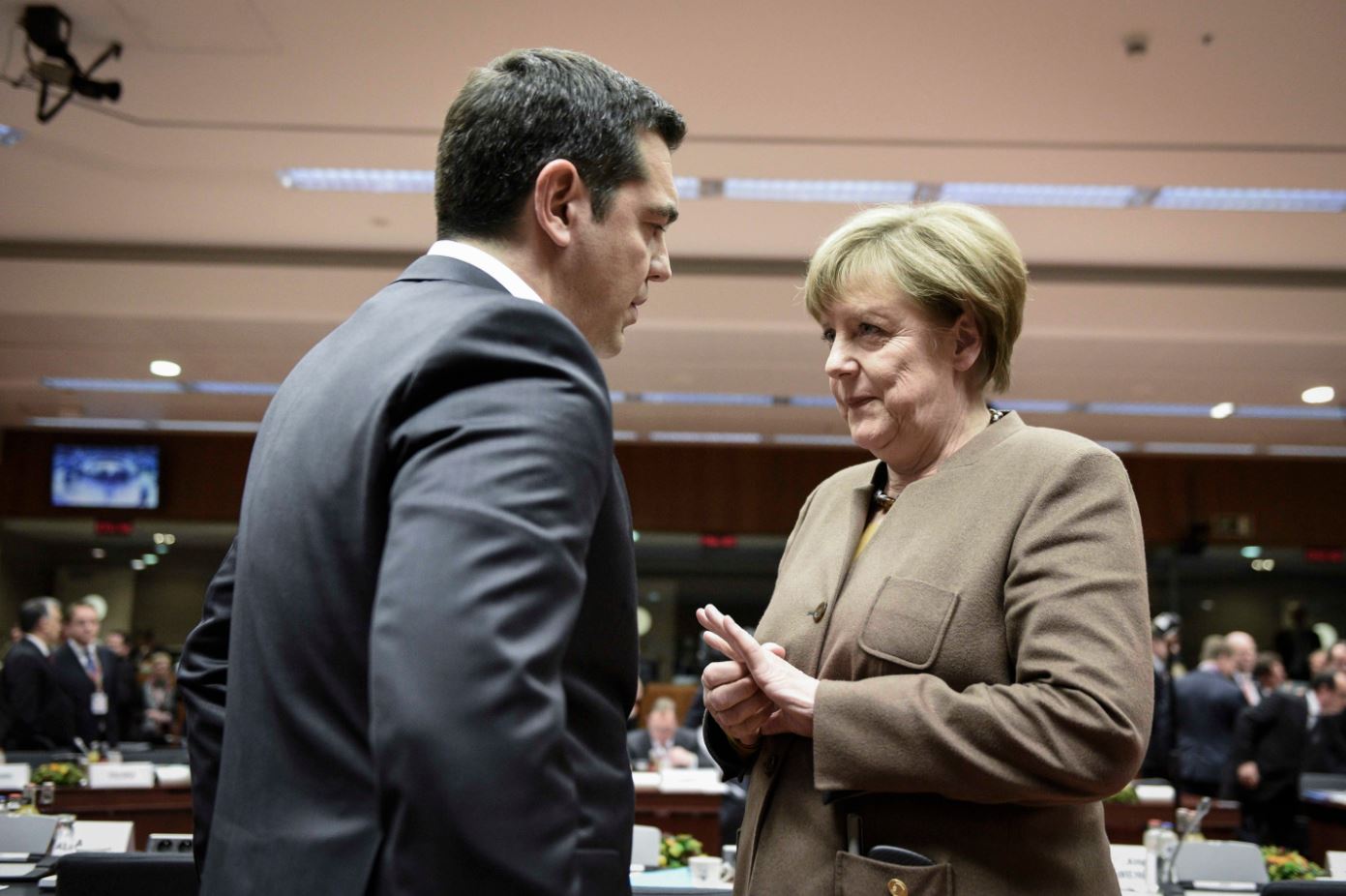 Le Monde: Το πεπρωμένο της Μέρκελ και του Τσίπρα συνδέονται λόγω της προσφυγικής κρίσης