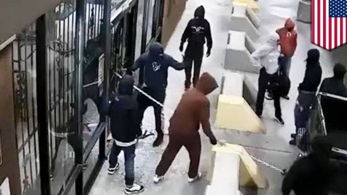 10 κλέφτες εισέβαλαν σε μαγαζί και άρπαξαν 50 όπλα – ΒΙΝΤΕΟ